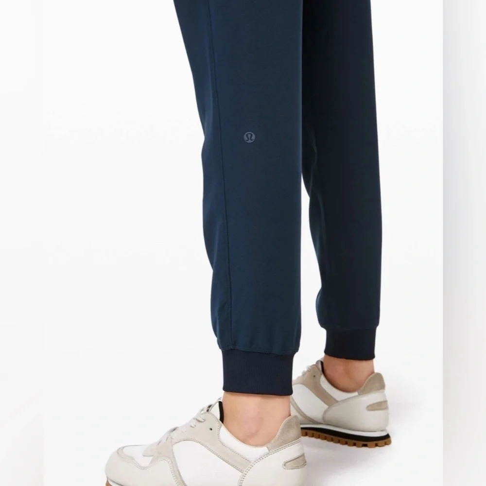 Lululemon On The Fly Jogger,‎ Size 8